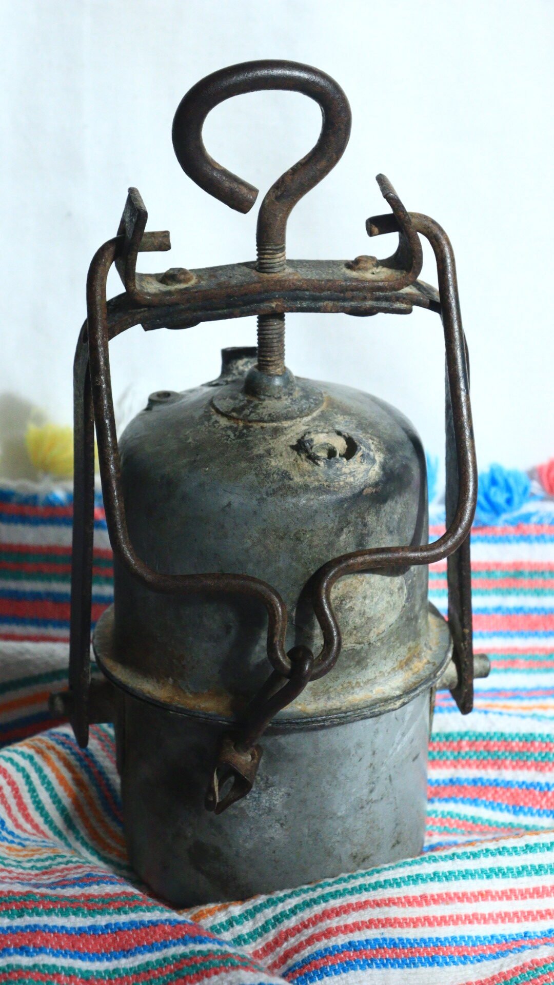 Home "مصباح الكاربيد العتيق.. شعلة الماضي في تحفة صناعية نادرة"