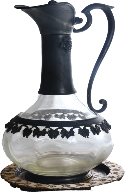 Home "إبريق تقديم ملكي مزيج من الزجاج الكريستالي والمعدن المنقوش"